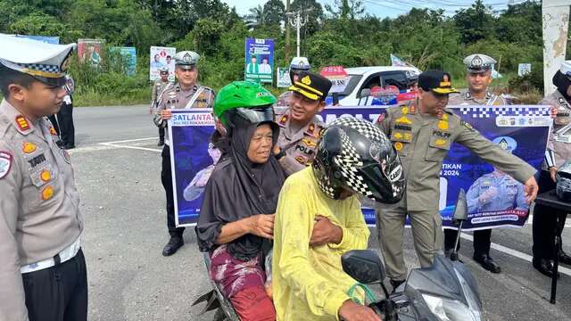 Operasi Zebra, Warga Tak Berhelm Naik Sepeda Motor Dapat Hadiah dari Polres Rokan Hulu