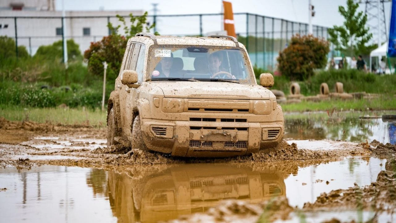 Laporan Liputan6.com dari Beijing: Pembalap Rally Dakar Siksa iCAR V27 di Trek Off-Road, B...