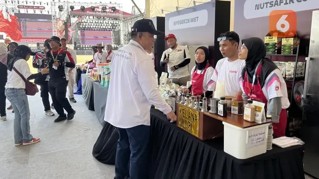 UMKM Laris Manis di MotoGP Mandalika 2025, Dirut Pertamina Cicipi Jajanan Lombok