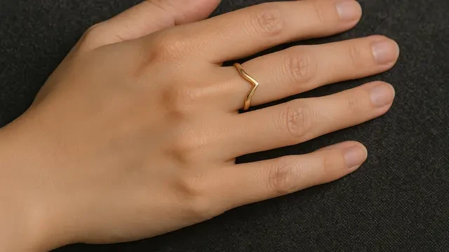 9 Tips Pilih Cincin Emas Kecil Biar Tangan Terlihat Langsing dan Berkelas