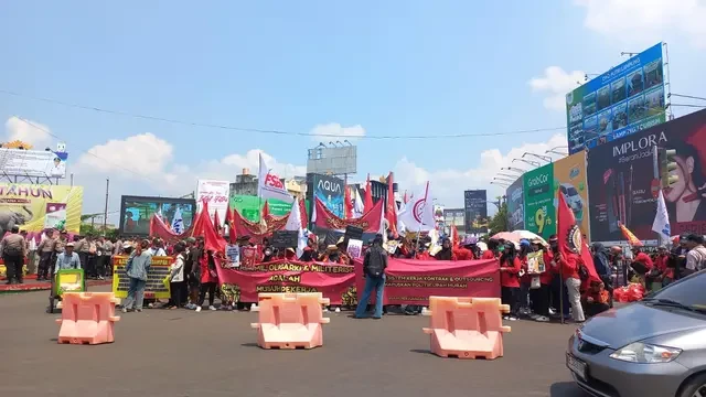 Emak-Emak di Lampung Turun ke Jalan Saat May Day, Curhat Biaya Pendidikan Mahal