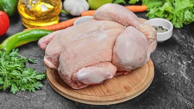 Rahasia Mencairkan Daging Ayam Beku Tanpa Air dan Microwave