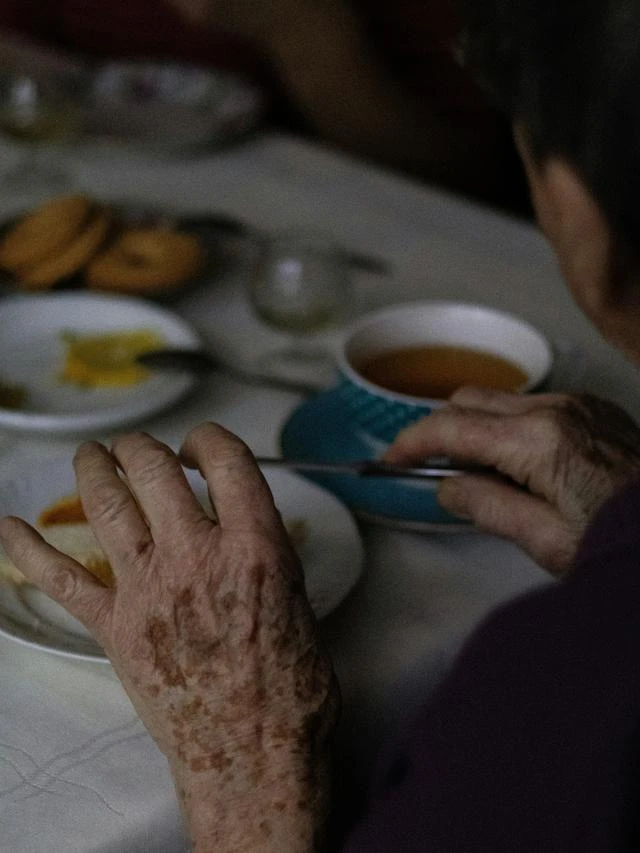 Generasi Sandwich Rentan Alami Stres dan Kelelahan, Ini Bentuk Dukungan yang Bisa Diberika...