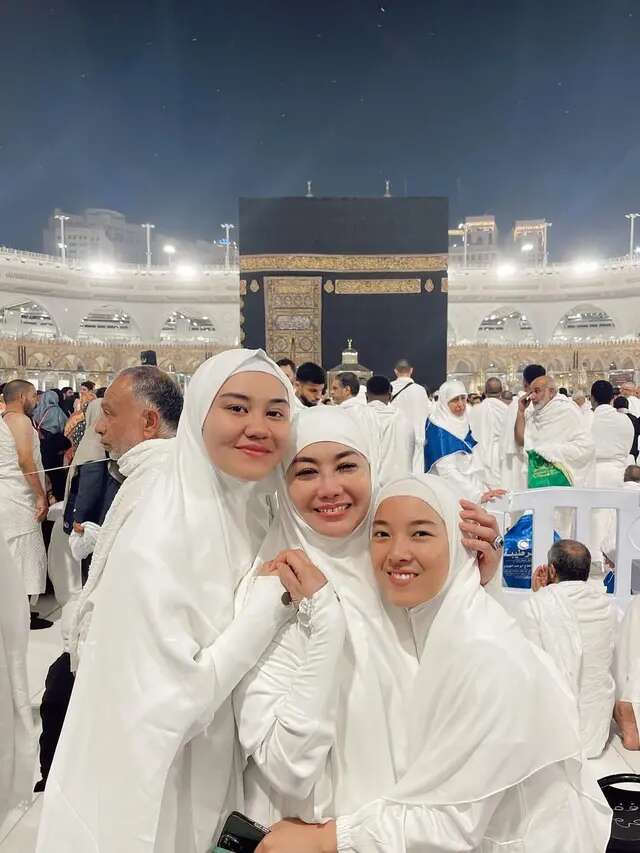 Aaliyah Massaid dan Reza Artamevia Rasakan Keajaiban Saat Ibadah Umrah, Berkesempatan Cium...