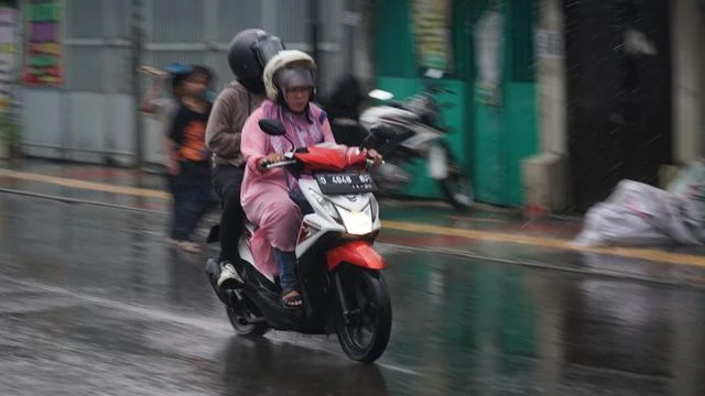 Bandung Raya Masuki Musim Hujan, BMKG Imbau Warga Waspada Angin Kencang hingga Hujan Petir