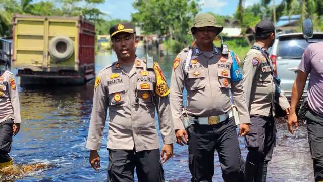 Air Belum Surut, Polisi Dirikan Tenda Darurat Banjir di Kubu Rokan Hilir