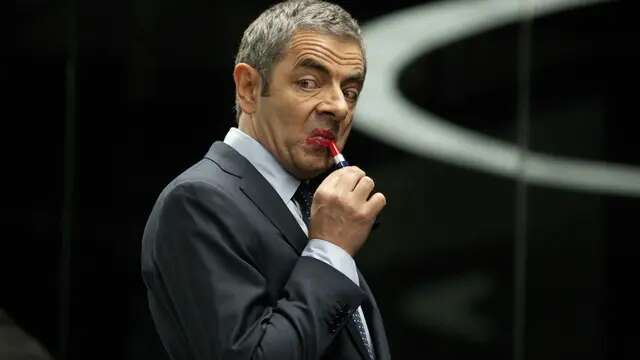 Peran Mr Bean Masih Kuat Melekat, 5 Potret Rowan Atkinson Keciduk Syuting di Piccadilly Ci...