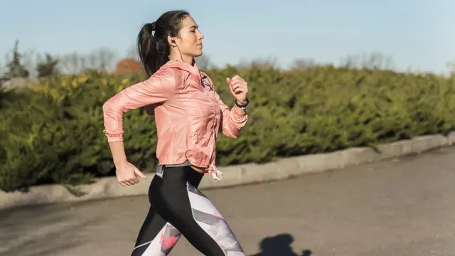 Jalan Kaki 45 Menit vs Slow Jogging 15 Menit, Mana yang Lebih Cepat Turunkan Berat Badan?