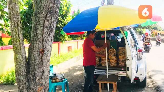 Cerita Pedagang Kain Banting Setir dan Sukses Berjualan Kerupuk di Gorontalo