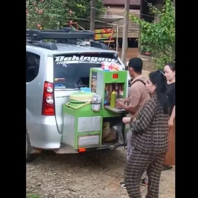 Pedagang Bakso Unik di Kalimantan, Modifikasi Mobil Jadi Tempat Jualan