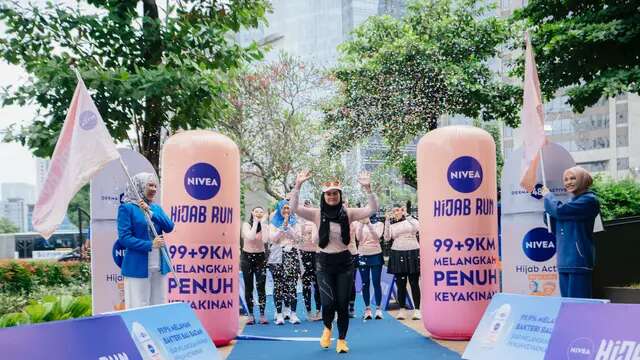 Saat 9 Pelari Berhijab Berlari Estafet 99+9 KM demi Perempuan Petani di NTB Jelang NIVEA H...