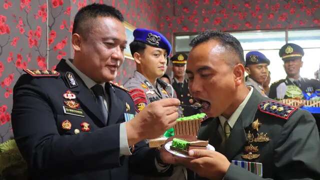 Perkuat Kebersamaan Kawal Pilkada, Kapolres Suapi Dandim Rohil saat HUT TNI