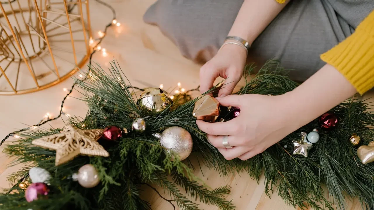 Cara Membuat Christmas Wreath DIY untuk Pemula, Hemat dan Mudah