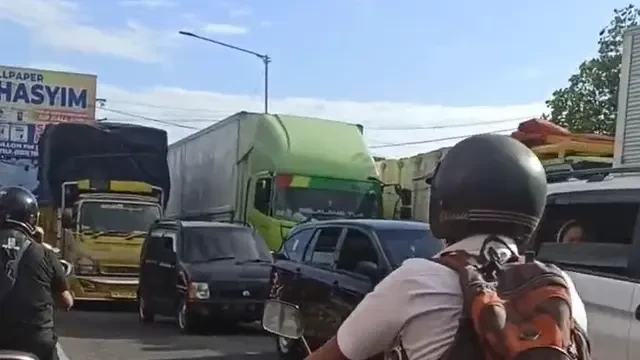 Sopir Truk Blokade Pintu Masuk, Pelabuhan Ketapang Macet Total