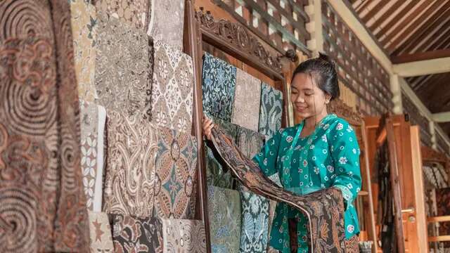 Ubah Batik Jadi 5 Kerajinan Tangan Kreatif Ini