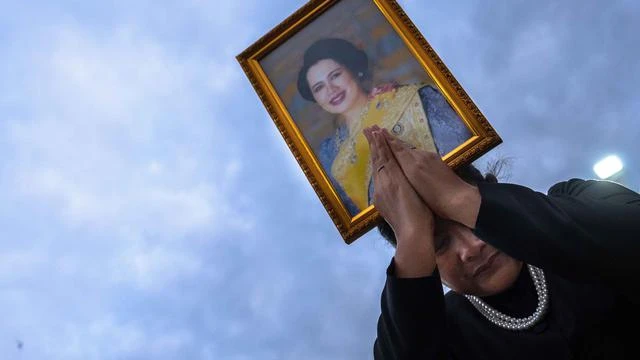 Pedagang Pakaian Hitam di Thailand Raup Cuan Selama Masa Berkabung Mantan Ratu Sirikit