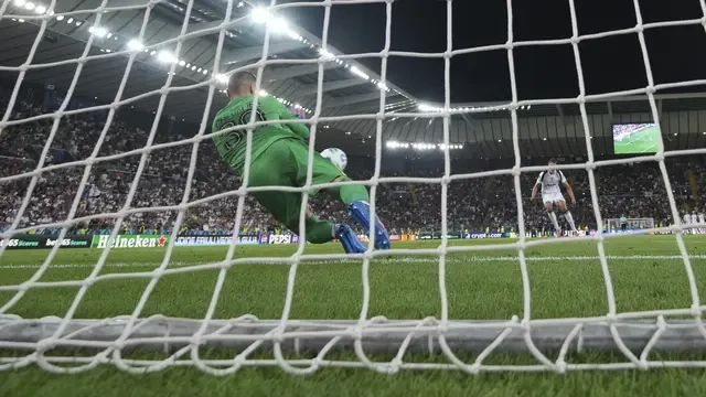 Lucas Chevalier Langsung Buktikan Diri! Debut untuk PSG, Jadi Pahlawan di Adu Penalti dan ...