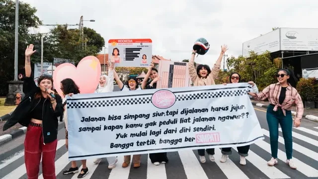 Peduli Keselamatan Jalan Raya, Main Cantik Bagi-Bagi Helm Gratis