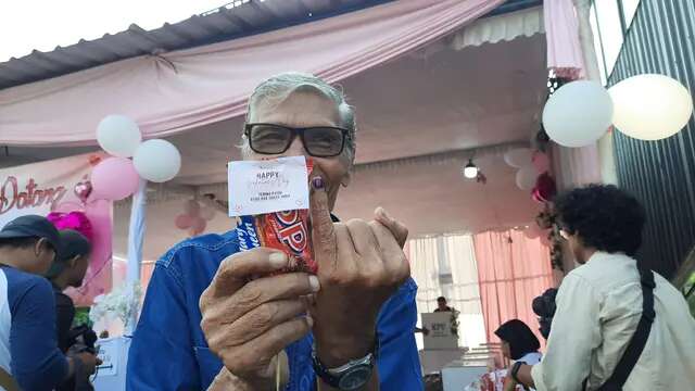 Hari Valentine, Pemilih di TPS Gibran Diberi Cokelat Usai Mencoblos