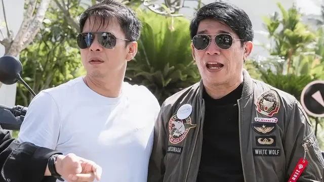 6 Gaya Fashion Ariel NOAH dan Parto Patrio saat Touring ke Lombok, Kompak Abis
