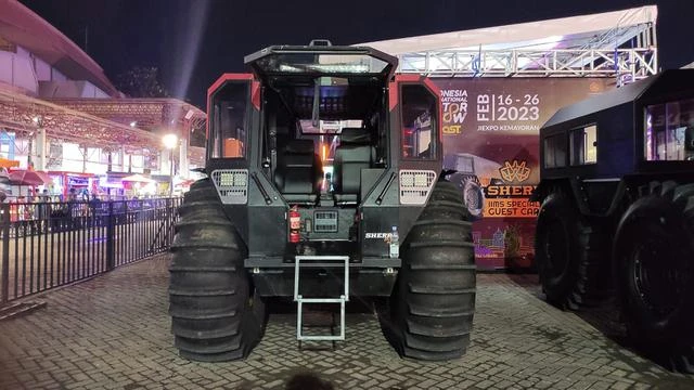 Mobil Amfibi Kekar dengan Ban Setinggi Orang Dewasa Unjuk Gigi di IIMS 2023