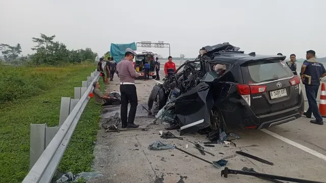 Dua Tewas Usai Innova Tabrak Truk di Tol Trans Sumatera, Sopir Diduga Mengantuk