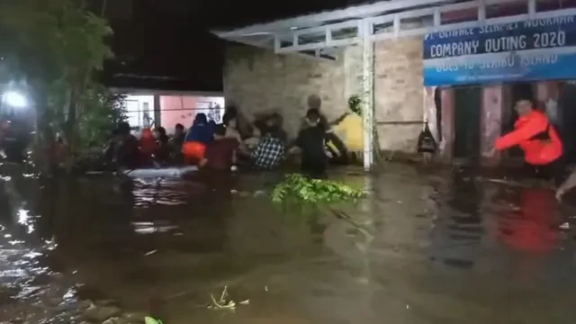 Banjir Limpasan Rendam Belasan Rumah di Sukabumi, Tiga Anak Sempat Terjebak