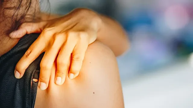 Kenali Gejala, Penyebab, dan Penanganan Kekakuan Bahu atau Frozen Shoulder