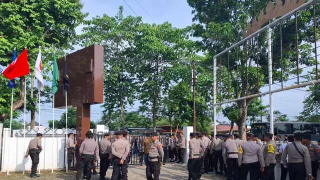 Pasca Pembatalan Paslon, Kantor KPUD Kota Metro Dijaga 300 Personel Polisi