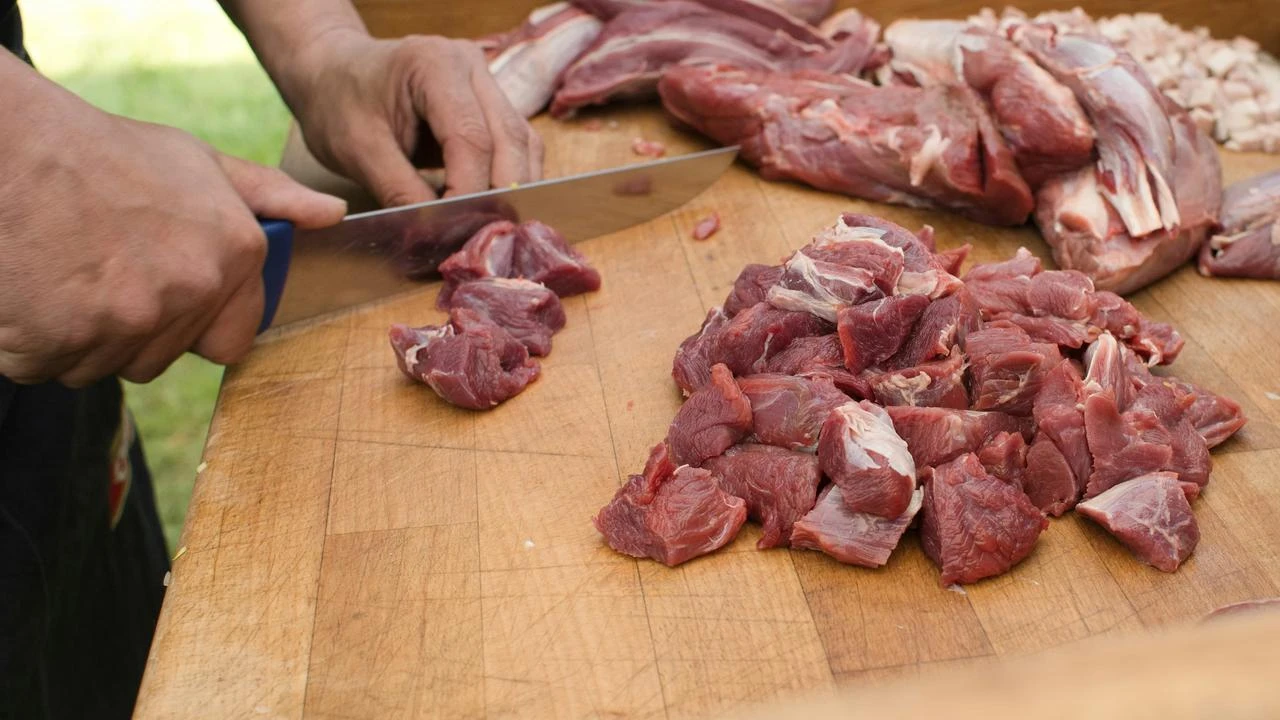 Cara Masak Daging Kambing yang Empuk dan Bebas Bau Prengus