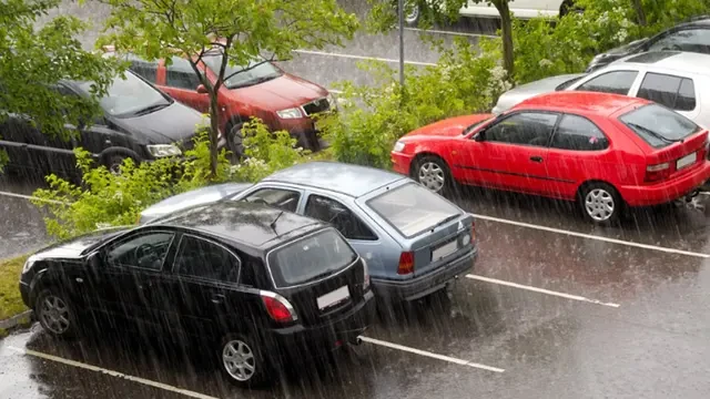 Jangan Malas Lap Mobil Usai Terguyur Air Hujan, Ini Alasannya