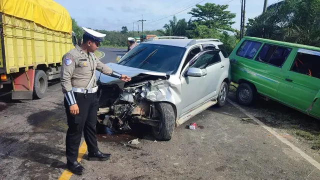 Adu Banteng Terios Vs Kijang di Jalan Lintas Timur Mesuji Lampung, 1 Orang Tewas
