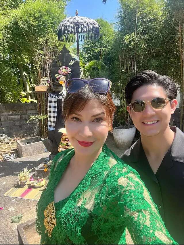 Tamara Bleszynski dan Teuku Rassya Ikut Upacara Piodalan di Bali, Nyatakan Cinta Pakai Lag...