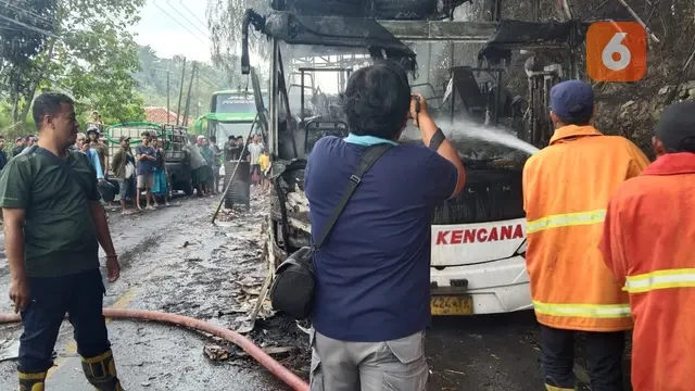 Bus AKAP Terbakar di Bangkalan, Rokok Ilegal Berceceran di Jalan