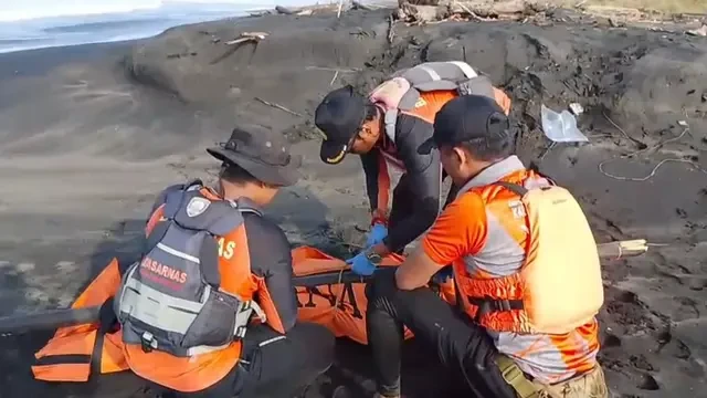 Hilang Diterjang Ombak, Seorang Nelayan Ditemukan Tak Bernyawa di Pantai Ciroyom Sukabumi