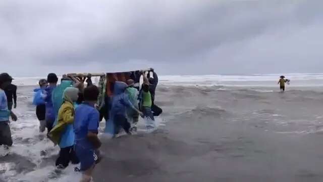 Perjuangan Warga Pesisir Barat Lampung Terjang Ombak Tinggi Gotong Ibu Melahirkan sampai P...