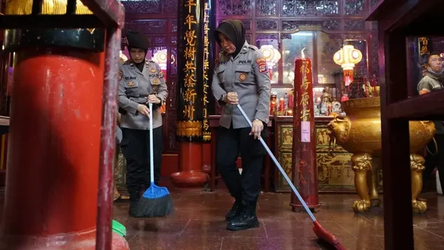 Waisak 2025, Polisi di Bandar Lampung Gotong Royong Bersihkan 3 Vihara