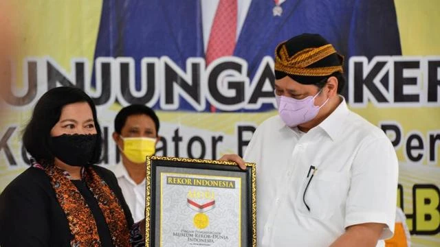 Cetak Rekor Muri, Menko Airlangga Bagikan 50 Ribu Butir Telur ke Warga Klaten