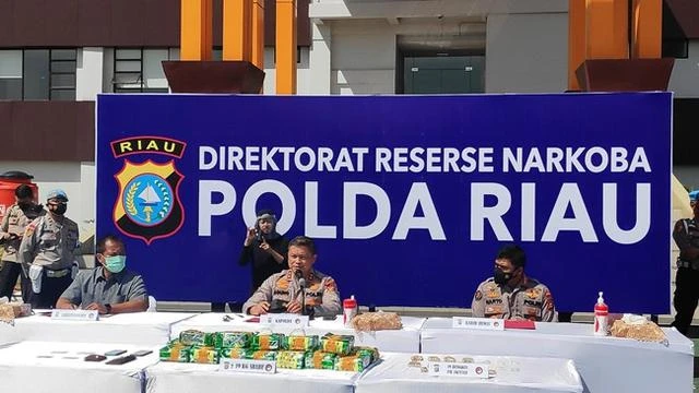 2 Kurir Narkoba Nekat Tabrak Polisi dengan Sepeda Motor