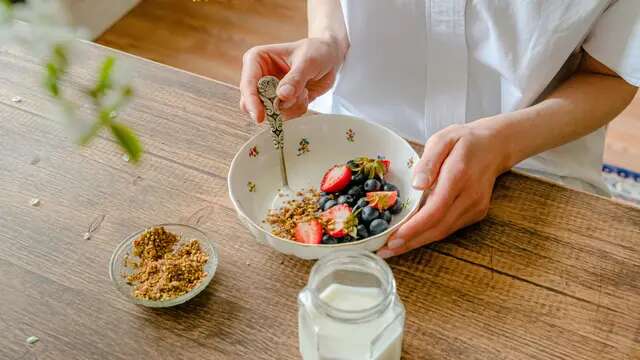 Studi Baru Ungkap Konsumsi Yogurt Dapat Turunkan Risiko Kanker Usus Besar