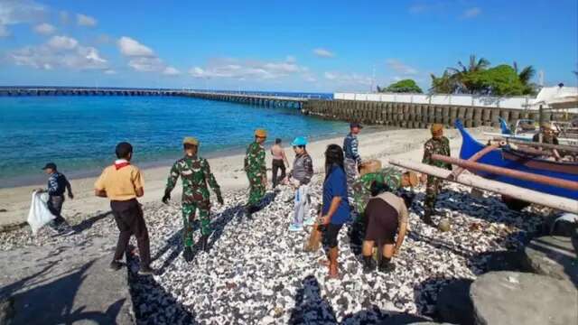 Aksi Bersih Pantai di Pulau Miangas Ujung Utara Indonesia, Menyambut HUT TNI