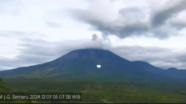 Gunung Semeru Masih Terus Erupsi, Masyarakat Tidak Boleh Beraktivitas 500 Meter dari Tepi ...