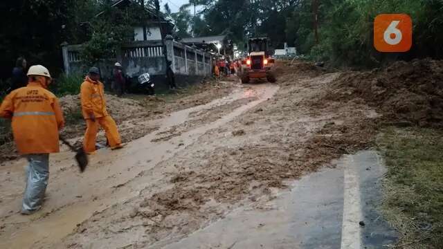 Tebing Longsor Lumpuhkan Jalan Sukabumi-Sagaranten, Ibu Hamil Dievakuasi