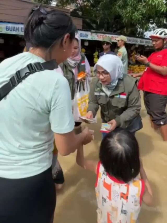 Aksi Istri Wali Kota Bekasi Turun Bantu Korban Banjir, Mengaku Ikut Terdampak