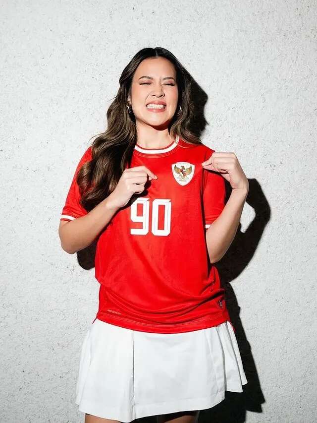 9 Potret Raisa dengan Busana Merah Putih, Dukung Timnas Indonesia dan Bernyanyi di GBK