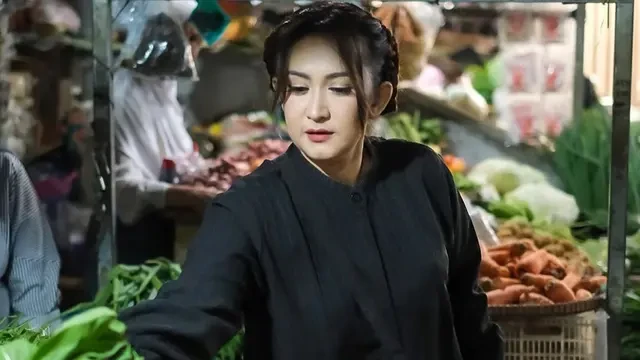 5 Model Rambut Kepang ala Nafa Urbach, Tampil Bak ABG di Usia 45 Tahun