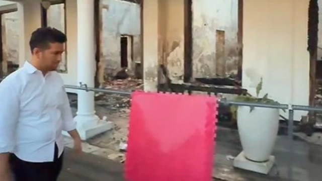 6 Potret Emil Dardak Pantau Kondisi Gedung Grahadi Pasca Dibakar dan Dijarah Massa