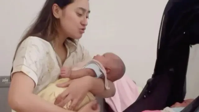 Memes Prameswari Bedakan Anak Kembarnya dari Warna Anting, Solusi Menghindari Panggilan Te...