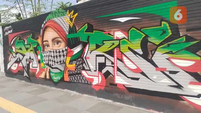 Pemuda Sukabumi Bikin Mural ‘Free Palestine’ di Seberang Balai Kota