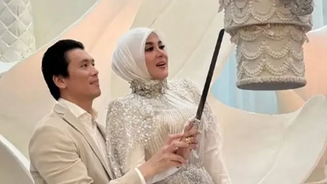 6 Potret Dekorasi Artistik Ultah Syahrini, Elegan dengan Kue Digantung Terbalik